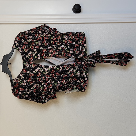Soft, stretchy, black floral top - Picture 4 of 6